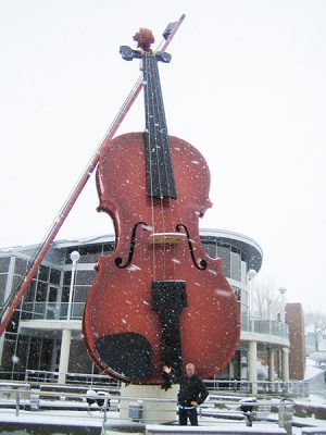 Ross-with-Giant-Fiddle-Sydney-NS-600