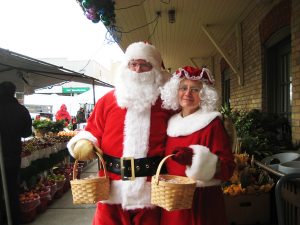 Santa-MrsC-Farmers-Market-600-1